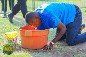 fun-day-mens-mango-bobbing-2